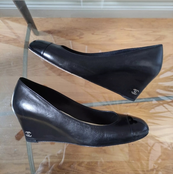 Chanel Interlocking CC Logo Patent Leather Cap Toe Wedge Pumps 38 black - Picture 4 of 16